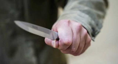 У детской больницы в Москве парень напал с ножом на девушку