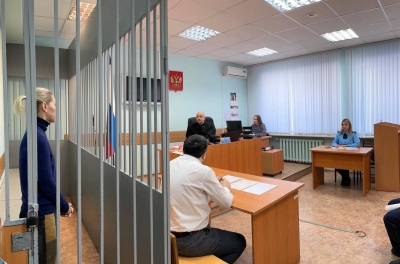 Суд в Ижевске отправил в СИЗО члена избирательной комиссии, которая пыталась вылить зеленку в электронную урну для бюллетеней